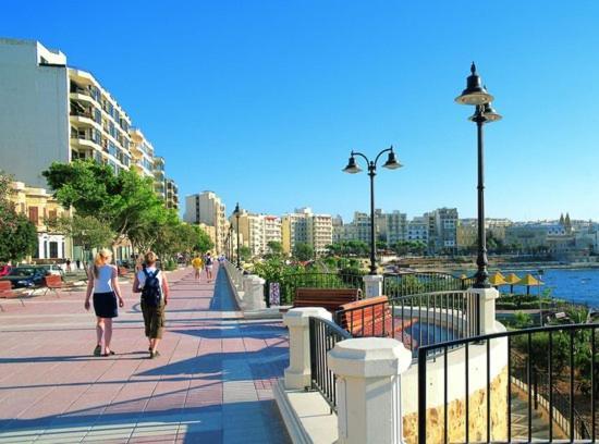 Modern Apartment Steps To St George'S Bay Saint Julian's 외부 사진