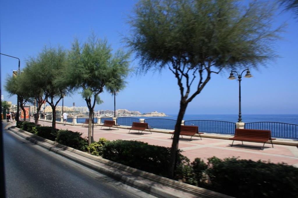 Modern Apartment Steps To St George'S Bay Saint Julian's 외부 사진