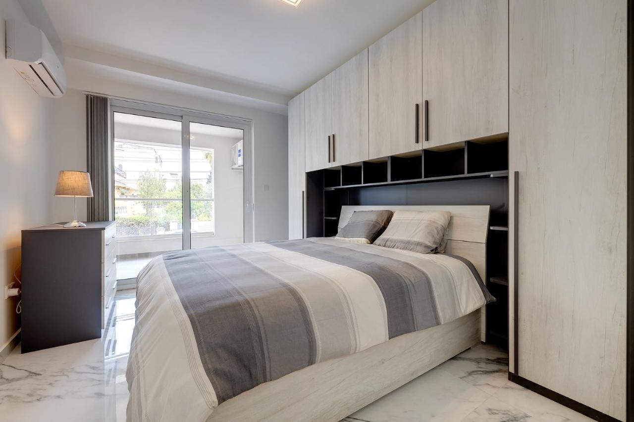 Modern Apartment Steps To St George'S Bay Saint Julian's 외부 사진